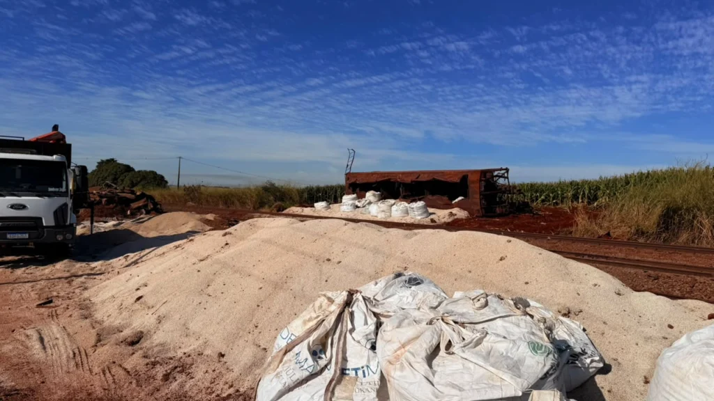 Trem descarrila e 200 toneladas de fertilizantes se espalham em estrada rural
