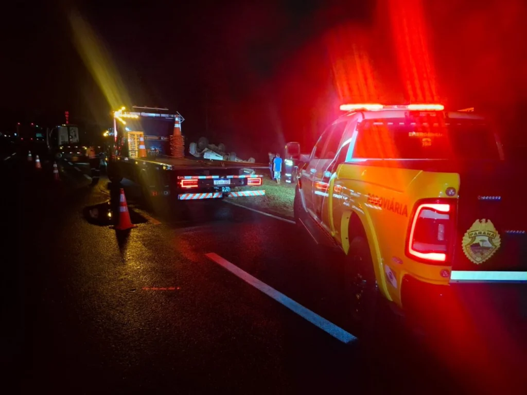 Caminhonete capota após motorista perder controle na PR-317, em Maringá; homem fica ferido