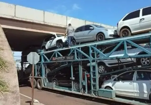 Vídeo: caminhão-cegonha fica preso em viaduto de Paiçandu após carro enroscar em estrutura