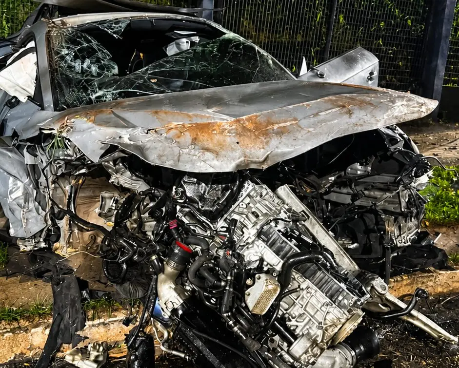 Carro de luxo fica destruído após batida violenta contra árvore próximo a universidade em Maringá