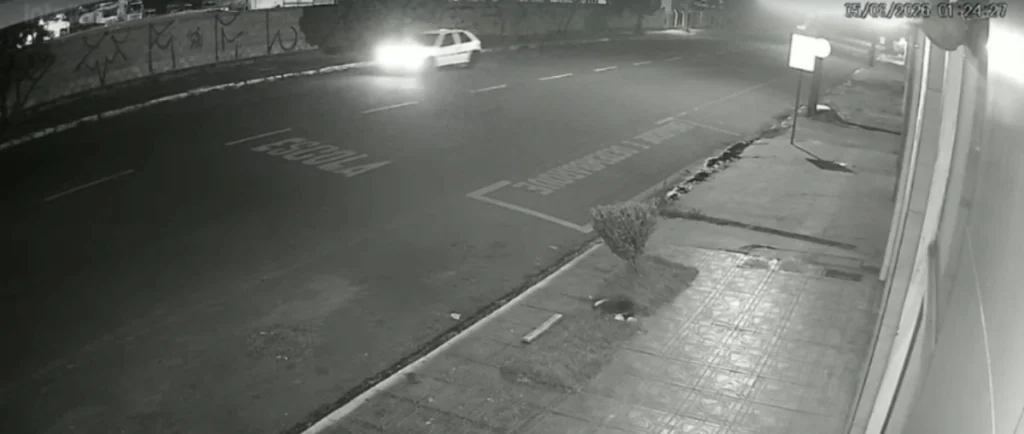 Câmeras flagram furto de carro em rua do batalhão da Polícia Militar em Maringá