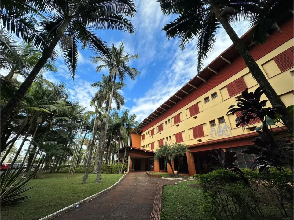 Há mais de duas décadas fechado, Hotel Bandeirantes de Maringá completa 70 anos e continua como propriedade privada
