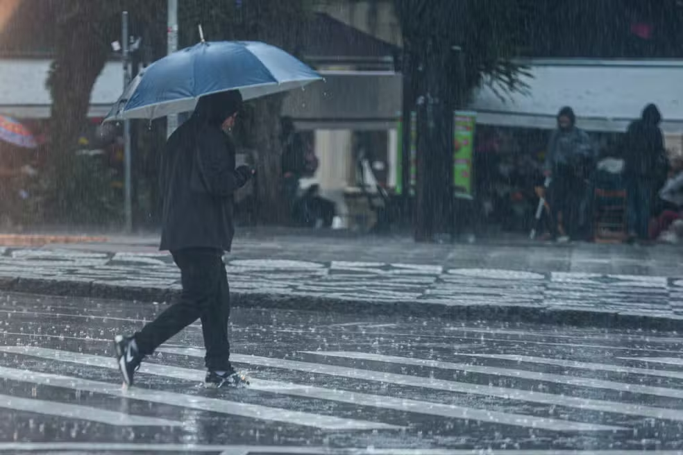 Defesa Civil emite alerta: ciclone traz tempestades severas, vendavais e granizo ao Paraná